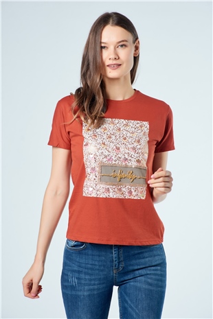 3010 Önü Pul Ve Yazılı T-Shirt Kiremit-Coral
